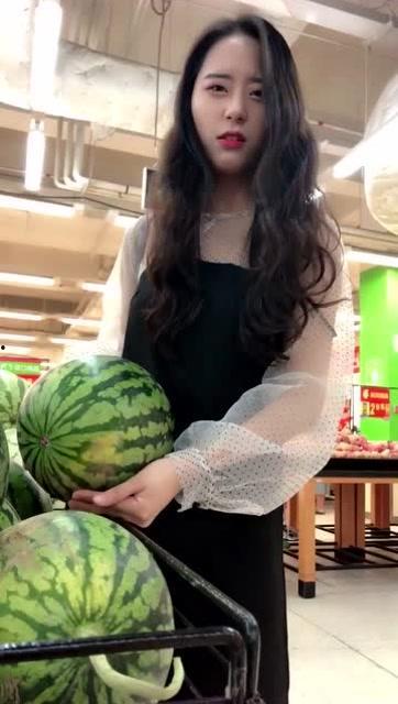 龙州网红黄小姐吃瓜事件,揭秘网络舆论的狂欢与反思